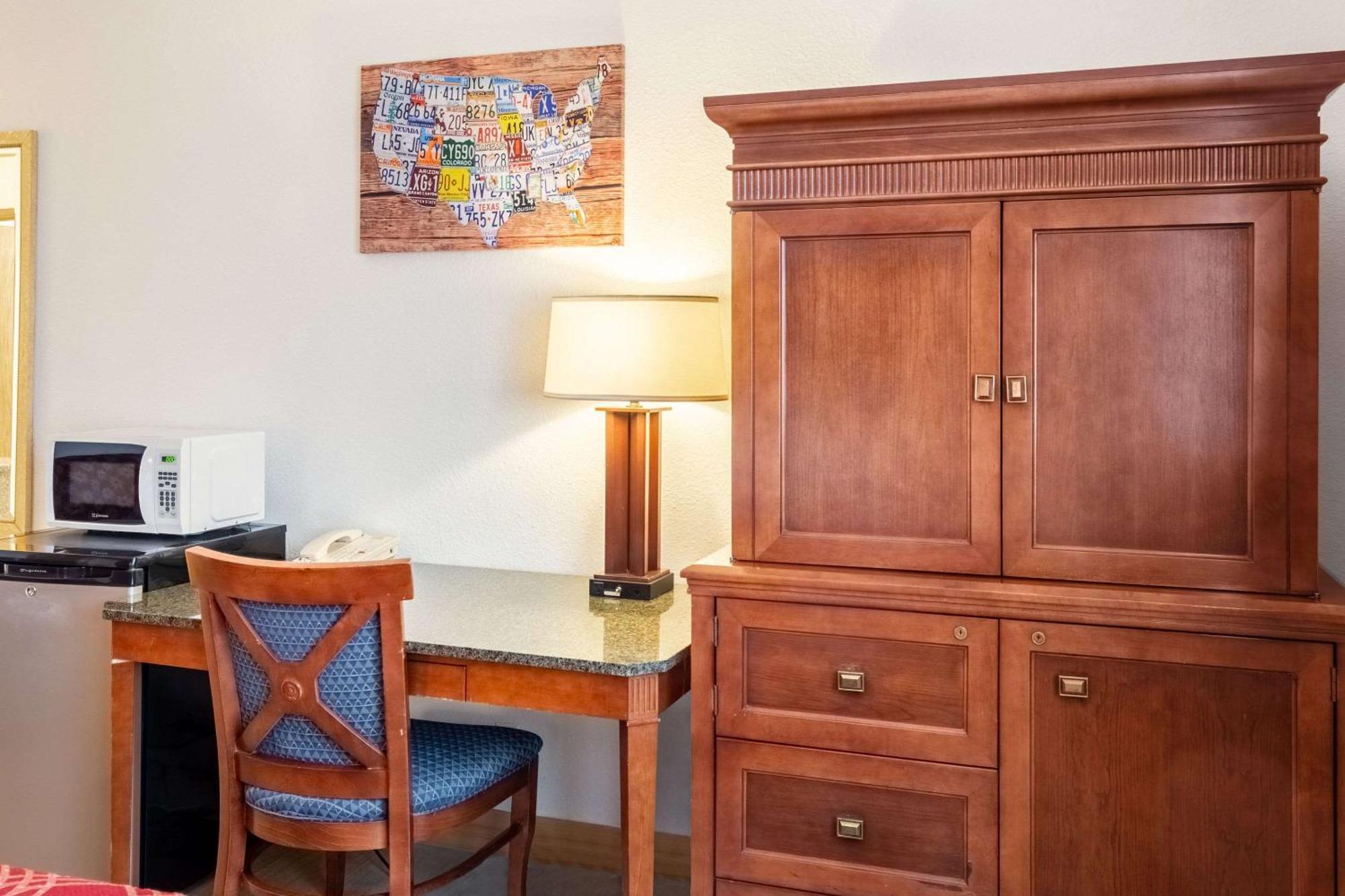 Econo Lodge Inn & Suites Madras Zewnętrze zdjęcie