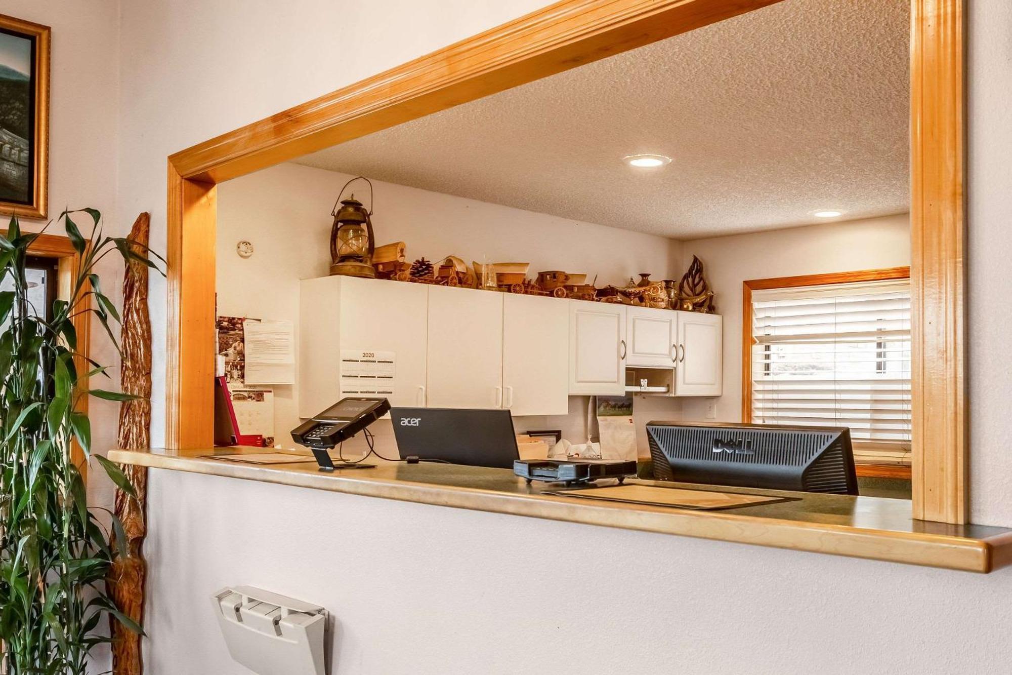 Econo Lodge Inn & Suites Madras Zewnętrze zdjęcie